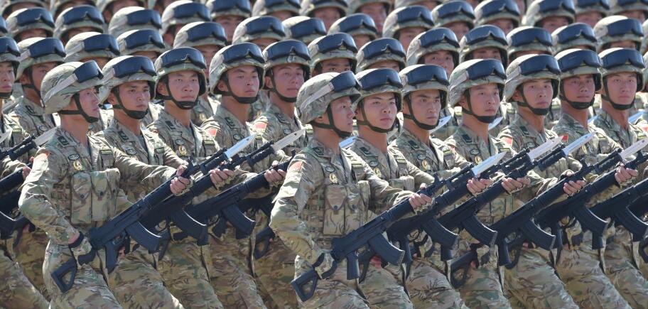 企業(yè)戶外拓展活動 我們站在高峰緬懷先烈!